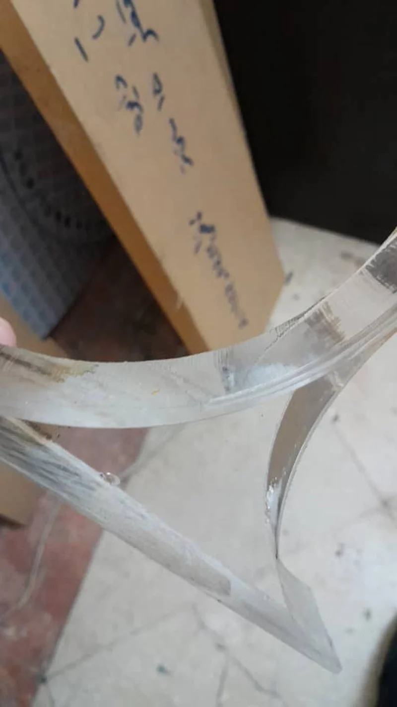 این چسب را با کلروفرم که نمونه با کیفیت آن از آقای پلکسی گرفته شده به هم چسباندیم. هیچگونه درز و شکافی مشاهده نمی شود.